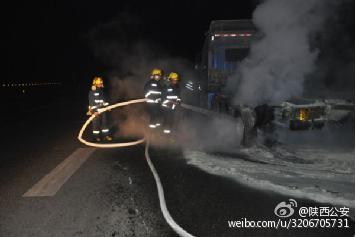 【货车行驶途中轮胎突起火 潼关消防成功扑救】近日晚，西潼高速路上一辆半挂车轮胎突然起火，情况紧急，接警后潼关消防中队官兵立即赶往现场救援。经过奋力扑救，最终将火势扑灭，此次火灾无人员伤亡。