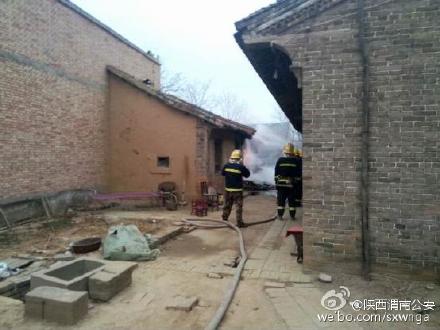 1月5日，寺前派出所民警在工作中得知辖区内一群众家中厨房着火，且厨房内有煤气罐，情况紧急。寺前派出所立即联系消防中队火速赶往现场，维持现场秩序，疏散围观群众，配合消防员将厨房内的煤气罐取出，十多分钟后，成功将大火扑灭，消除安全隐患。