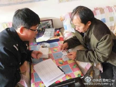 峪派出所民警利用冬季外出务工人员返乡之际，向辖区行动不便的群众开展送证上门服务，并送去新年的祝福。