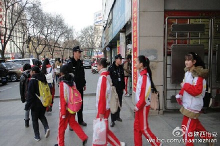 为进一步加强中小学校上、放学期间安全保卫工作，切实加强校园周边环境治理，做好校园安保，渭南临渭解放路派出所加强措施，净化校园周边环境，坚持每天安排民警在学校上、放学高峰期，进行定点巡逻执勤，做好校园学生放学安保工作。