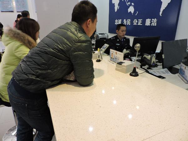 民警正在受理业务