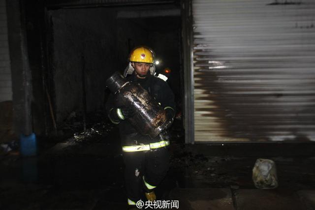 消防员将液化气罐转移