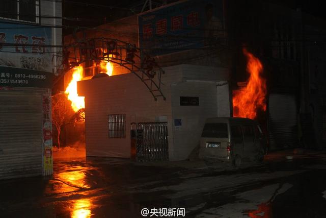 图为着火的房屋