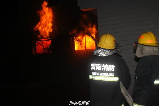 图为消防员现场救火