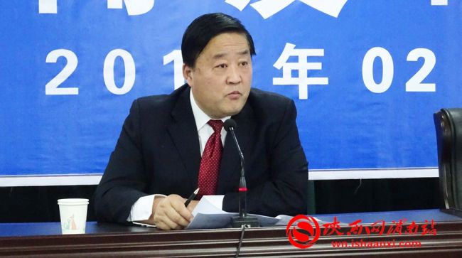 市委外宣办副主任刘玉陆主持发布会并讲话。陕西网渭南站 记者张亨特摄