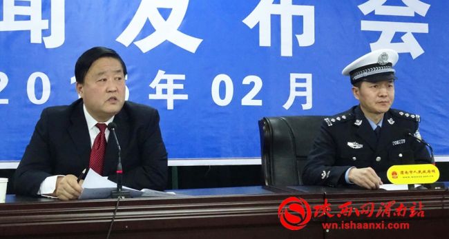 渭南市公安局交警支队副队长王亚锋就春运期间道路交通管理工作向媒体通报，市委外宣办副主任刘玉陆主持发布会。陕西网渭南站 记者张亨特摄