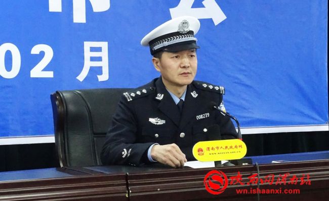 12日上午在渭南市委外宣办、市政府新闻办联合举行的新闻发布会上，渭南市公安局交警支队副队长王亚锋就春运期间道路交通管理工作向媒体通报。陕西网渭南站 记者张亨特摄