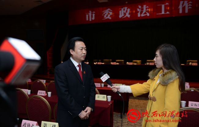 陕西网渭南站记者和此次获得“人民满意的政法单位”称号的临渭法院院长宋建国进行了对话。记者杨青山摄