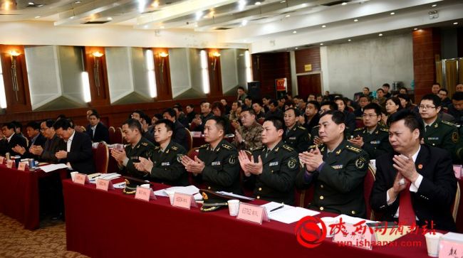 20日上午，渭南市召开创建全国双拥模范城（县）推进会，在听取了双拥工作经验后，全体与会人员鼓掌。 记者 杨青山 赵杏 摄