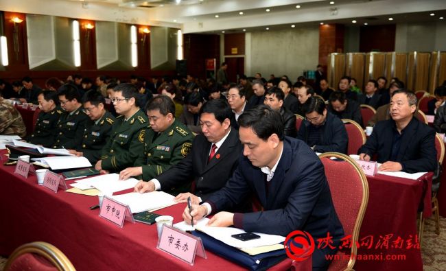 出席参加会议的还有驻渭旅以上部队、武警、消防渭南支队、预备役421团政治部主任、市双拥工作领导小组成员单位的主要负责同志、各县（市、区）双拥工作领导小组组长、民政局局长、双拥办专职副主任。 记者 杨青山 赵杏 摄