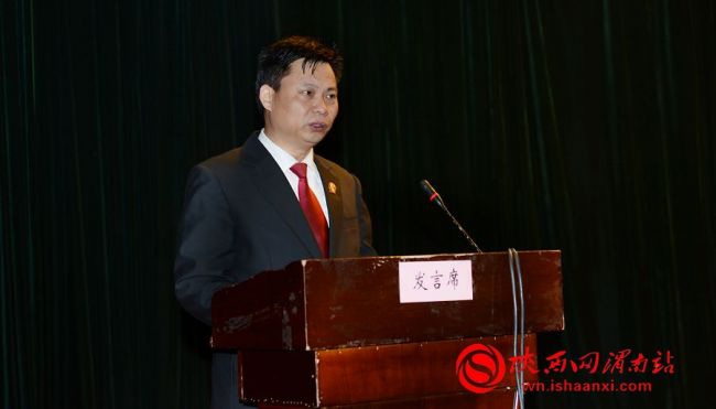渭南市中级人民法院副院长吕升学在大会上发言，交流渭南市人民法院双拥创建工作的做法经验。 记者 杨青山 赵杏 摄