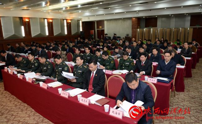 20日上午，渭南市召开创建全国双拥模范城（县）推进会，在听取了双拥工作经验后，全体与会人员鼓掌。 记者 杨青山 赵杏 摄