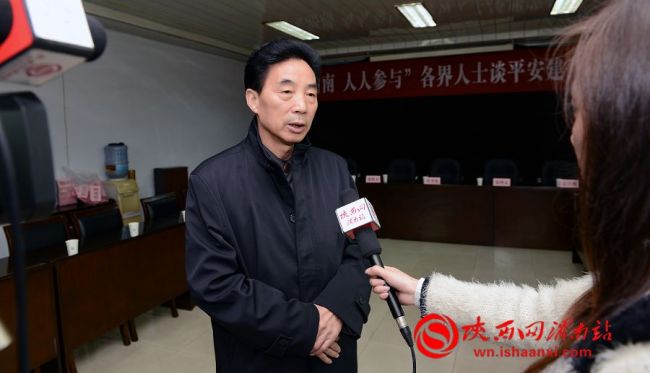 座谈会后，陕西网渭南站记者就如何搞好城中村平安建设工作，对十八大代表、临渭区杜桥办盈田社区党总支书记雷洋洲进行了专访。记者 杨青山 摄