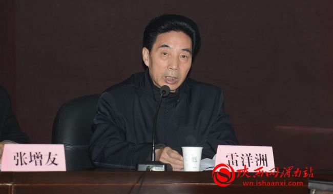 十八大代表、临渭区杜桥办盈田社区党总支书记雷洋洲第一个发言，他就基层对平安建设的认识和建议谈了自己的看法。记者 杨青山 摄
