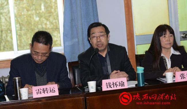 座谈会上，市政协常委、渭南师范学院教授钱怀瑜发言并提出加强依法处置非法金融活动的能力。记者 杨青山 摄