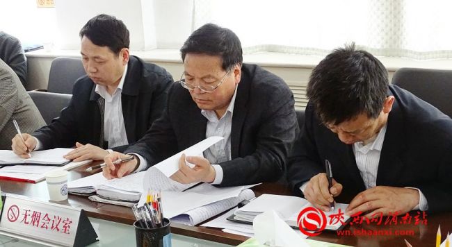 市委政法委副书记、综治办主任贾重新， 政治部主任李永刚， 市委政法委政治处副主任刘凯听取各单位汇报。陕西网渭南站记者 王丽华 摄