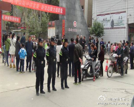 为保障中小学生上下学的安全，韩城公安 巡特警大队女警中队分别在车流量较大的实验小学、新城一中、新城二小等处设立了女警护学岗，每天在上下学特别是中午高峰时段出警执勤。