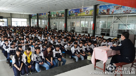 华县城关派出所民警来到中山中学，为700余名学生召开了以保护未成年人权益为主要内容的“法制教育报告会”。