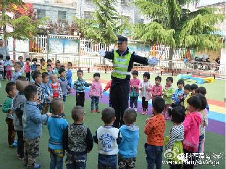 白水公安 交警大队民警深入幼儿园开展交通安全小课堂，通过卡通投影、儿歌以及体验游戏，民警教小朋友明白红绿灯，斑马线或者警示标志的作用。