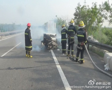 高速公路棉花车陷火海 ，韩城消防成功扑救。