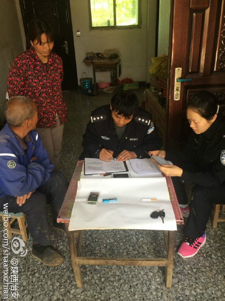 崇凝所户籍民警联合社区民警深入百姓家中，调查走访群众困难问题。