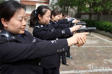 渭南大荔公安局聘请市公安局警训处教官授课，重点讲解各类武器警械使用的法律法规。