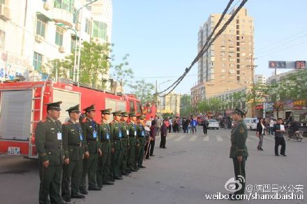 为确保“中美”篮球对抗赛开幕式安全进行，白水消防大队官兵对场馆周边的道路、安全出口以及水源情况进行调查熟悉。