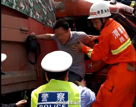 三车相撞 司机被困 消防民警齐救助