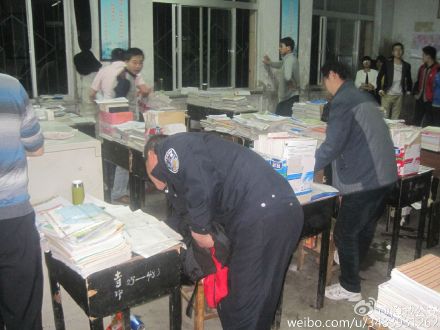 澄城寺前派出所联合辖区寺前中学在校园开展管制刀具大检查