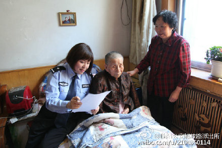 渭南临渭解放所民警带着相机，深入辖区为行动不便的老人办理二代身份证。