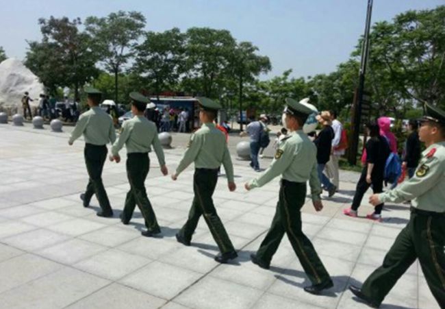 渭南消防华阴中队消防官兵坚守岗位，为游客保驾护航。