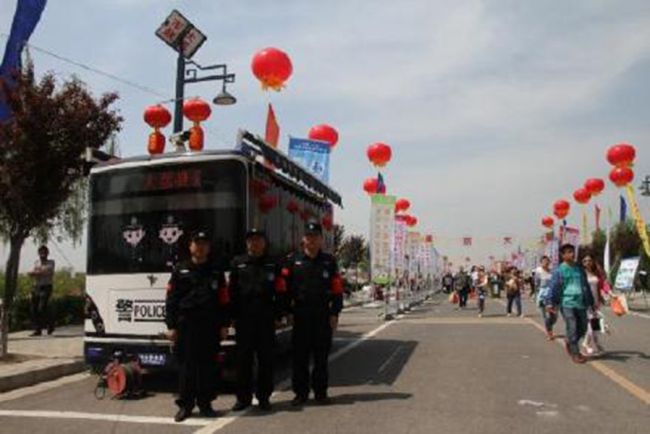 大荔执勤民警正在各处加紧巡逻，美食文化节治安状况良好。