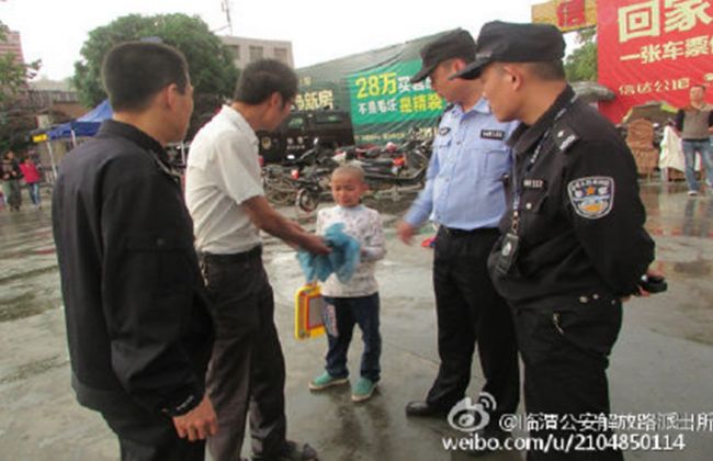 民警帮助走失男孩找亲人