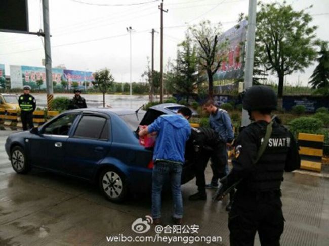 合阳公安巡特警舍小家顾大家，依然坚守在高速路口设卡盘查。