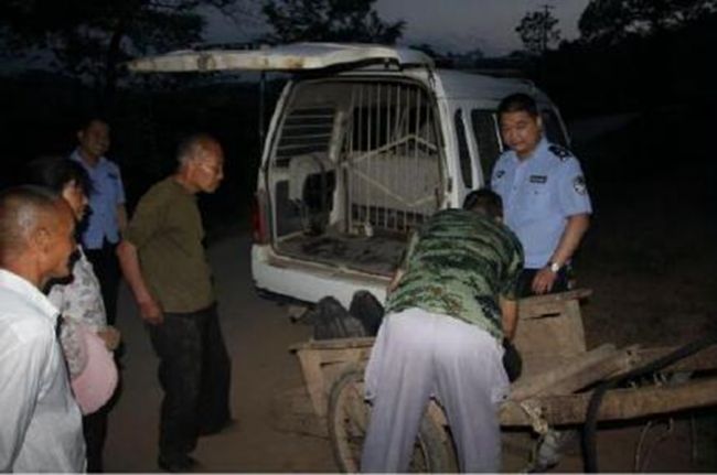 近日，渭南临渭公安阳郭派出所值班民警在巡逻途中发现一名醉酒酣睡的男子躺在一商店门口