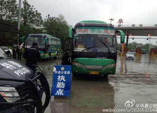 五一期间，华县公安局在高速路口设立特勤岗，全力维护高速路周边秩序。