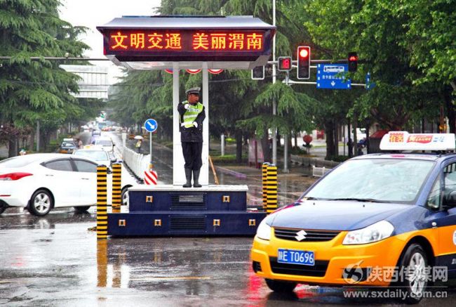 “五一”国际劳动节，渭南交警雨中坚守岗位被人民网、陕西传媒网等多家重要媒体报道