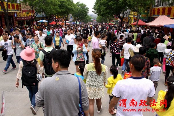 玉泉路游人如织。