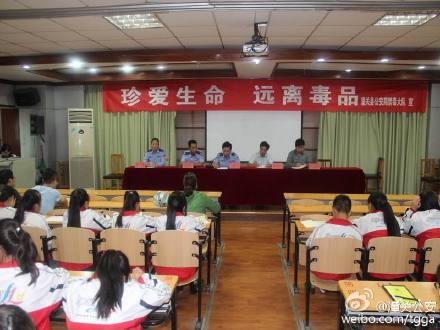 潼关禁毒大队联合看守所在潼关中学礼堂开展禁毒宣传进校园活动