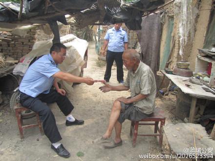 蒲城椿林派出所民警侦破空巢老人低保钱被盗案后组织募捐