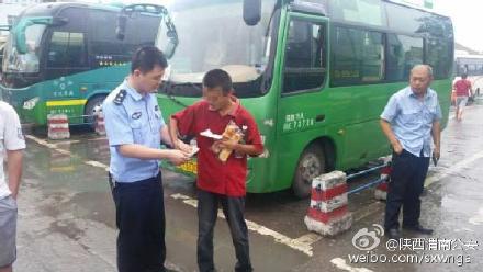 大荔东关派出所民警帮助精神病人回家