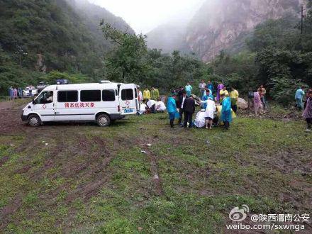 华阴多部门联合开展危险路段道路交通事故应急演练