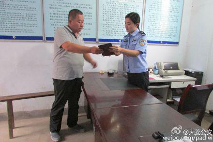 大荔苏村派出所民警为村民补录户口