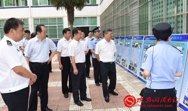 8月11日，省委常委、政法委书记祝列克一行来渭调研政法工作。在渭南市委书记陆治原，市委副书记、政法委书记王春阳，临渭区区委书记杨林等陪同下，先后视察调研了临渭区固市人民法庭“三调联动”、固市镇东屯村法治示范村创建、临渭公安分局环北路派出所民生警务、临渭区医患纠纷调处中心、临渭区交警大队队伍建设工作。图为在临渭公安分局环北路派出所听取和察看工作。记者杨青山摄