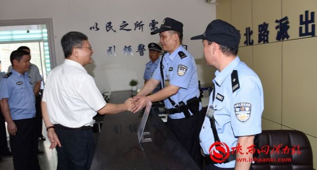 8月11日，省委常委、政法委书记祝列克一行来渭调研政法工作。在渭南市委书记陆治原，市委副书记、政法委书记王春阳，临渭区区委书记杨林等陪同下，先后视察调研了临渭区固市人民法庭“三调联动”、固市镇东屯村法治示范村创建、临渭公安分局环北路派出所民生警务、临渭区医患纠纷调处中心、临渭区交警大队队伍建设工作。图为在临渭公安分局环北路派出所听取和察看工作。记者杨青山摄 (7)