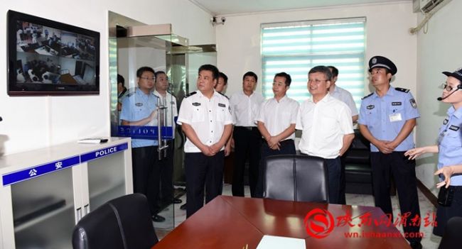 8月11日，省委常委、政法委书记祝列克一行来渭调研政法工作。在渭南市委书记陆治原，市委副书记、政法委书记王春阳，临渭区区委书记杨林等陪同下，先后视察调研了临渭区固市人民法庭“三调联动”、固市镇东屯村法治示范村创建、临渭公安分局环北路派出所民生警务、临渭区医患纠纷调处中心、临渭区交警大队队伍建设工作。图为在临渭公安分局环北路派出所听取和察看工作。记者杨青山摄 (2)