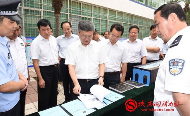 8月11日，省委常委、政法委书记祝列克一行来渭调研政法工作。在渭南市委书记陆治原，市委副书记、政法委书记王春阳，临渭区区委书记杨林等陪同下，先后视察调研了临渭区固市人民法庭“三调联动”、固市镇东屯村法治示范村创建、临渭公安分局环北路派出所民生警务、临渭区医患纠纷调处中心、临渭区交警大队队伍建设工作。图为在临渭公安分局环北路派出所听取和察看工作。记者杨青山摄 (6)