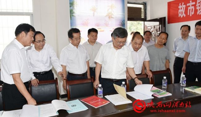 8月11日，省委常委、政法委书记祝列克一行来渭调研政法工作。在渭南市委书记陆治原，市委副书记、政法委书记王春阳，临渭区区委书记杨林等陪同下，先后视察调研了临渭区固市人民法庭“三调联动”、固市镇东屯村法治示范村创建、临渭公安分局环北路派出所民生警务、临渭区医患纠纷调处中心、临渭区交警大队队伍建设工作。图为在临渭公安分局环北路派出所听取和察看工作。记者杨青山摄 (4)