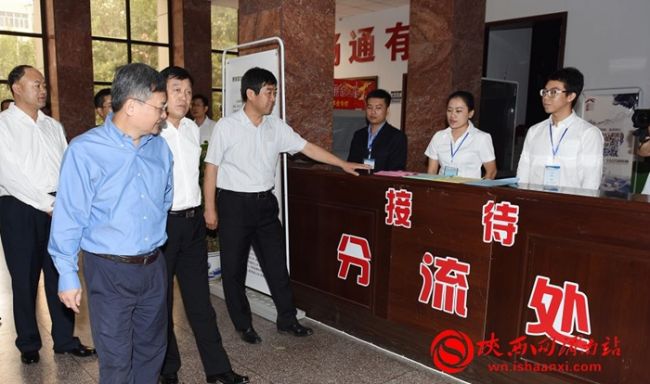 9月16日，省委常委、省委政法委书记祝列克到韩城市，就平安建设、政法维稳等工作进行调研。渭南市委副书记、政法委书记王春阳，韩城市市委书记、市人大常委会主任杨炳拓，市委常委、常务副市长张海乾，市委常委、政法委书记张喜随同调研。图为在韩城市信访接待大厅听取和察看工作情况。记者杨青山摄