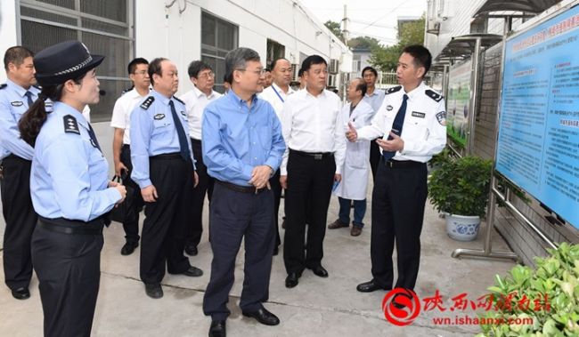 9月16日，省委常委、省委政法委书记祝列克到韩城市，就平安建设、政法维稳等工作进行调研。渭南市委副书记、政法委书记王春阳，韩城市市委书记、市人大常委会主任杨炳拓，市委常委、常务副市长张海乾，市委常委、政法委书记张喜随同调研。图为在韩城市强制隔离中心听取和察看工作情况。记者杨青山摄
